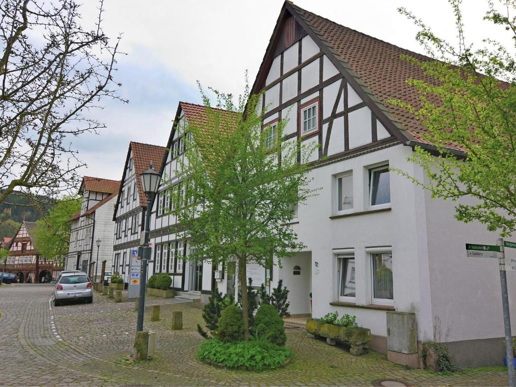 eine Reihe weißer Gebäude auf einer Straße in der Unterkunft Comfortable holiday home in the Weser Uplands with saunas and solarium in Schieder-Schwalenberg