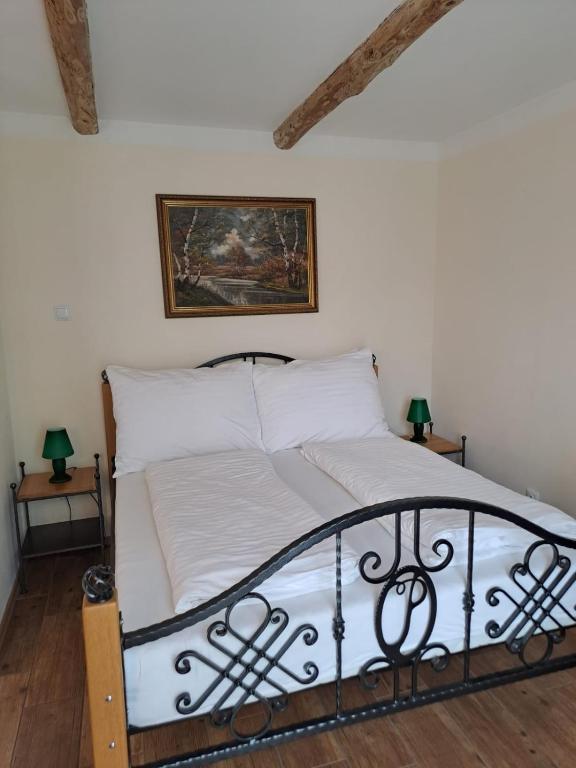 Postel nebo postele na pokoji v ubytování Lesní Hotel Peršlák