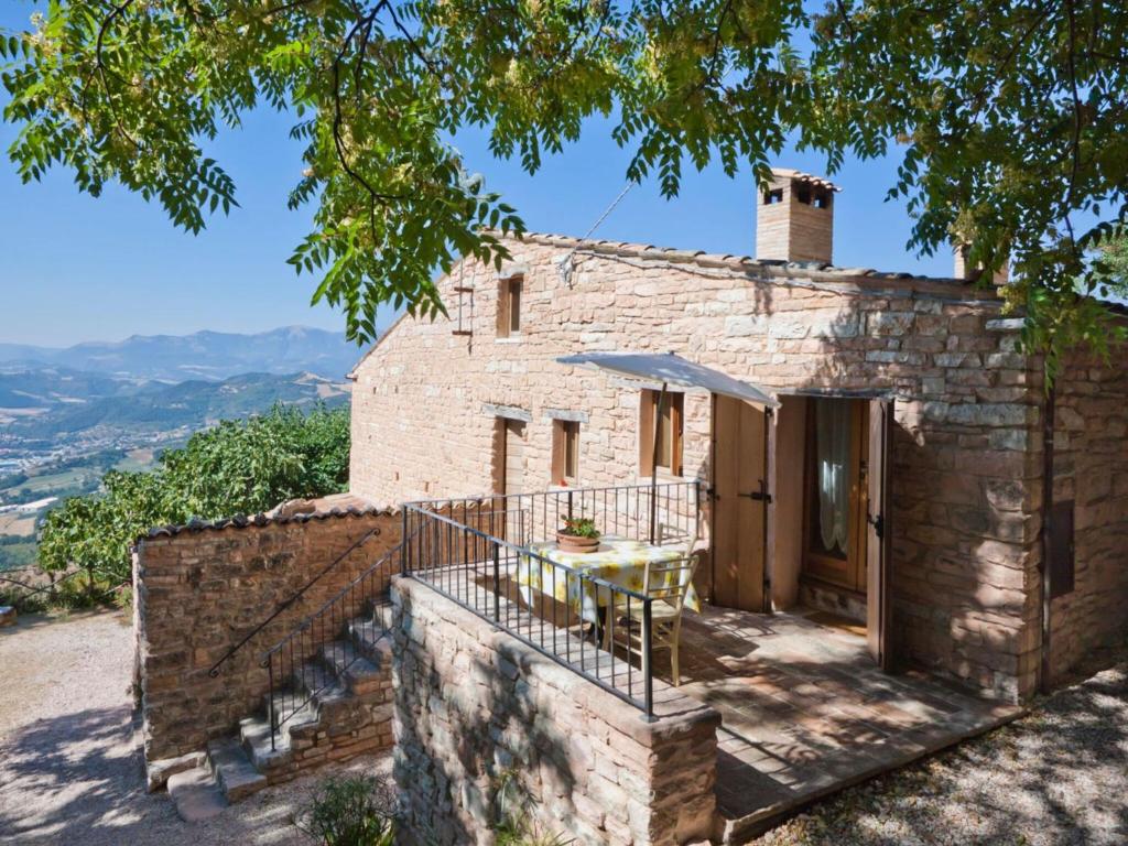 une maison en pierre avec vue dans l'établissement Graceful Holiday Home in Acqualagna with Swimming Pool, à Acqualagna