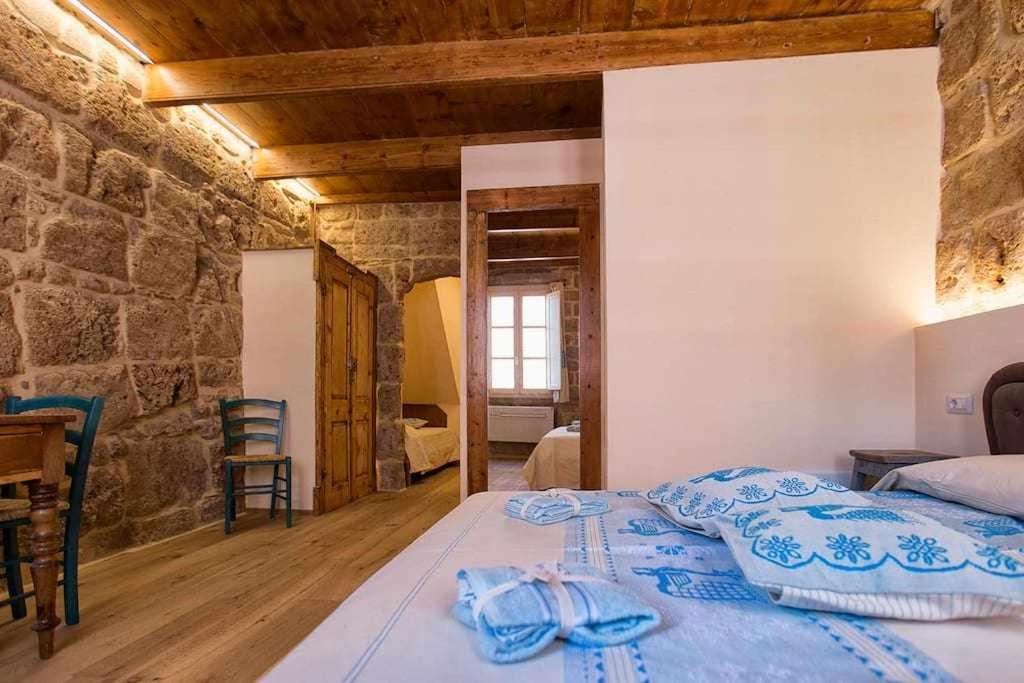 מיטה או מיטות בחדר ב-Grand Suite Gioberti Elegante nel cuore di Alghero