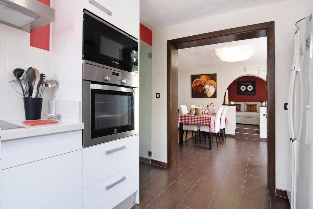 A kitchen or kitchenette at La Suerte