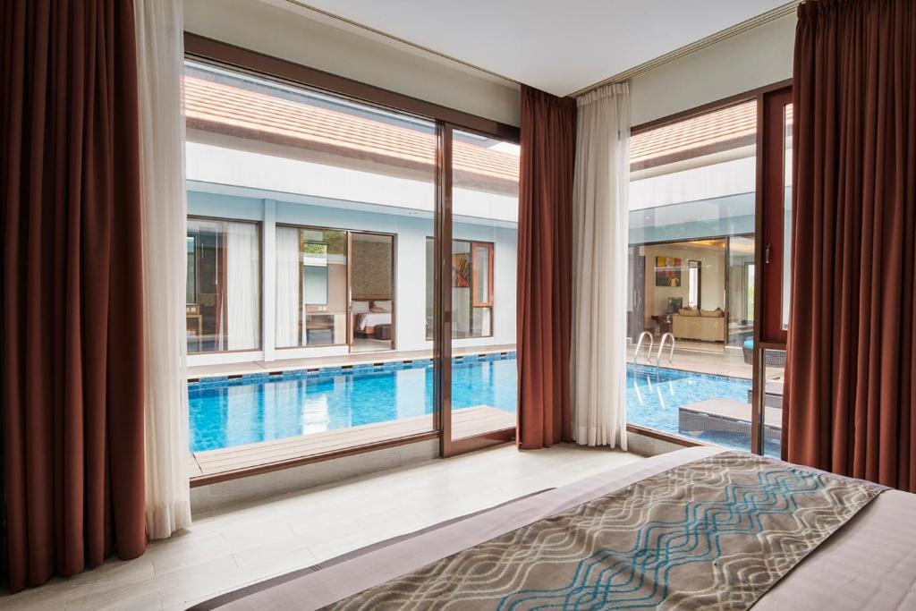 Tầm nhìn ra hồ bơi gần/tại Kencana Villa 7 bedroom with a private pool