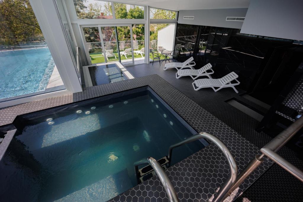 Bazén v ubytování Villa Bauhaus Wellness Apart-Hotel nebo v jeho okolí