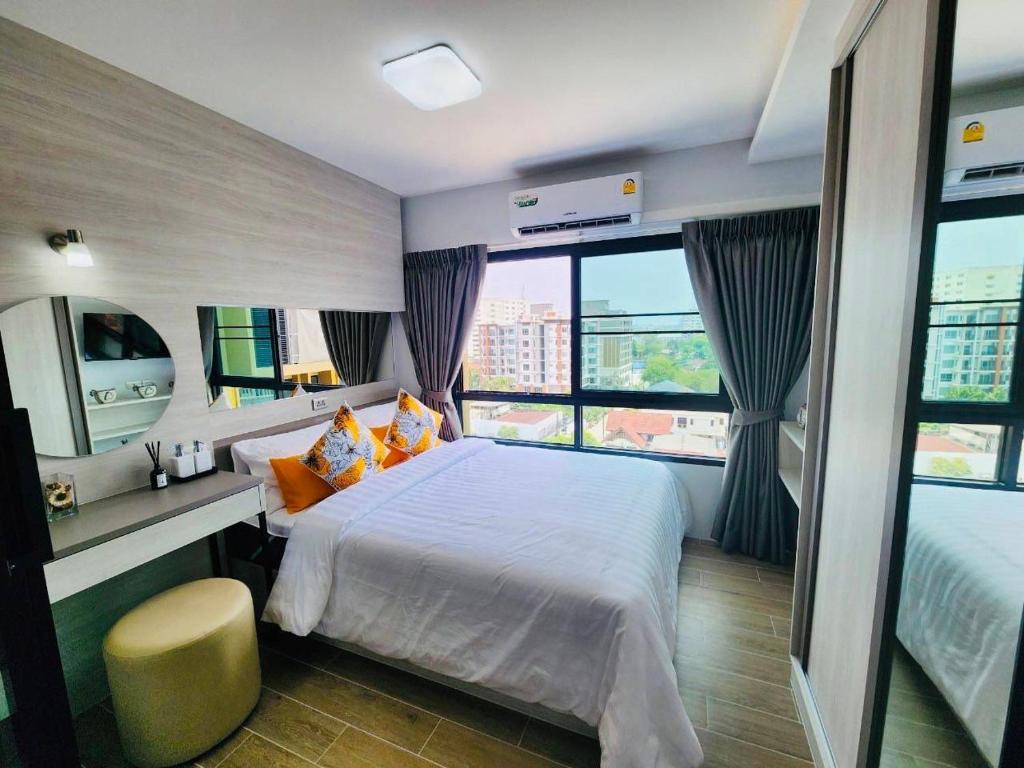 une chambre d'hôtel avec un lit et une fenêtre dans l'établissement ABoutNont HOTEL & MANSION, à Nonthaburi