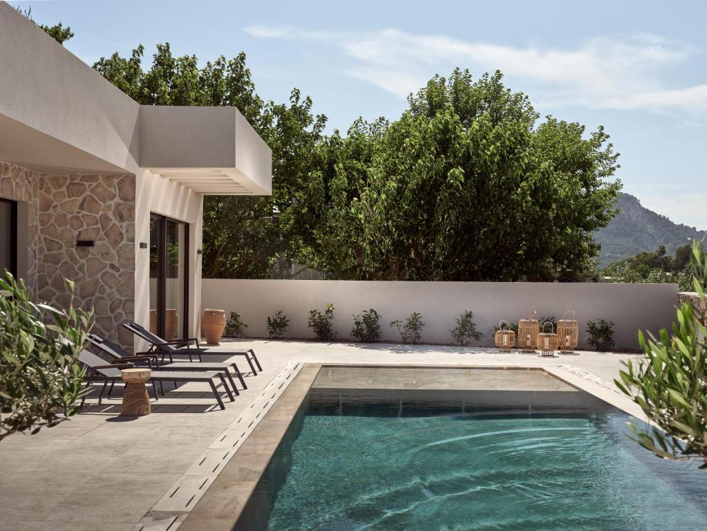 una piscina nel cortile di una casa di Onore Villa, Featuring Heated Pool, By ThinkVilla a Gaïtánion