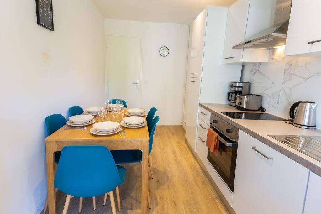 A kitchen or kitchenette at T5, 4 chambres, St Charles/Joliette Wifi, terrasse