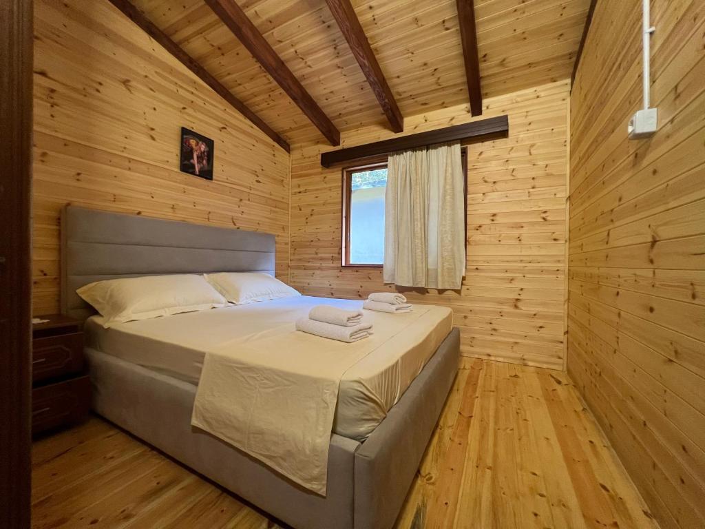 Postel nebo postele na pokoji v ubytování Bujtina Uji I Panjes, Log Cabins