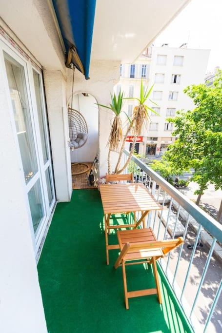 A balcony or terrace at T5, 4 chambres, St Charles/Joliette Wifi, terrasse