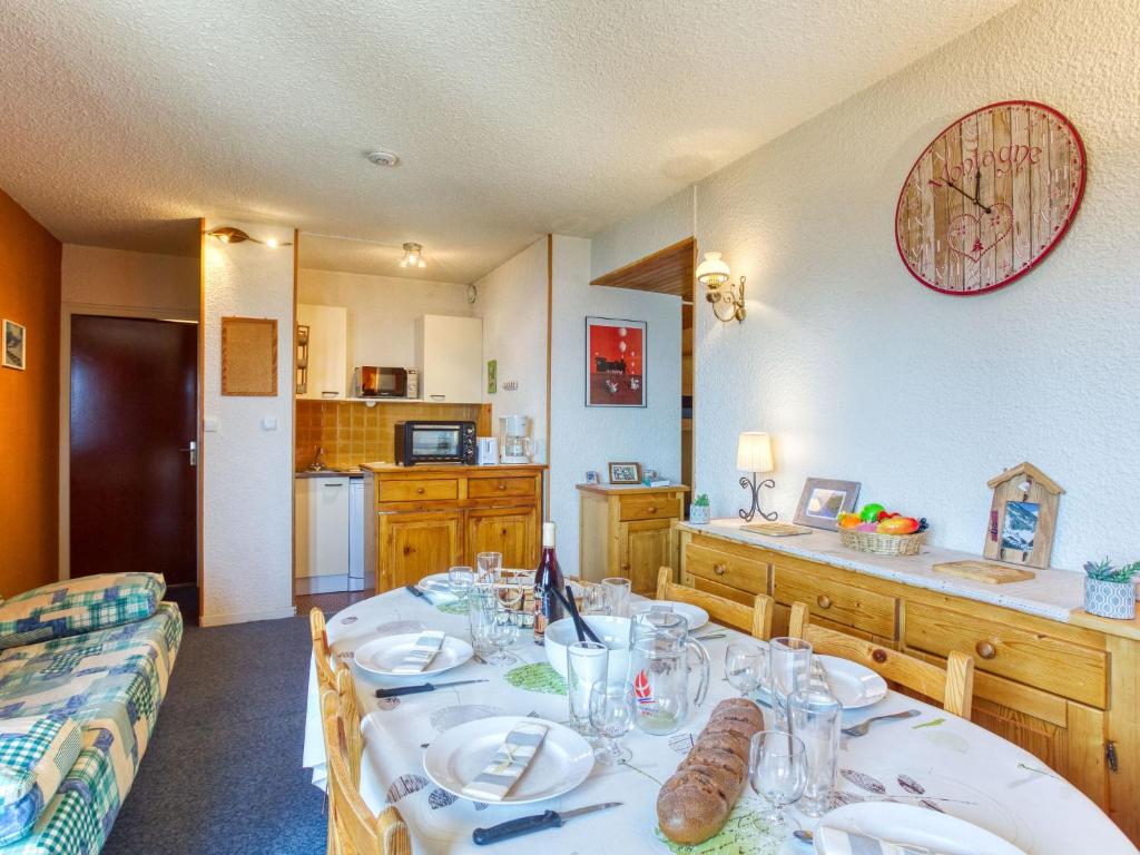 une salle à manger avec une table sur laquelle se trouve de la nourriture dans l'établissement Apartment Ariane-3 by Interhome, au Corbier