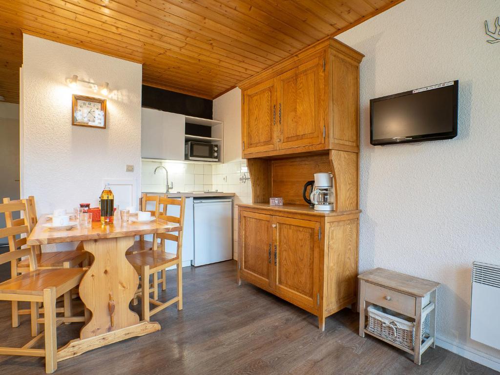 cocina y comedor con mesa y sillas en Apartment Les Asters-15 by Interhome, en Les Menuires