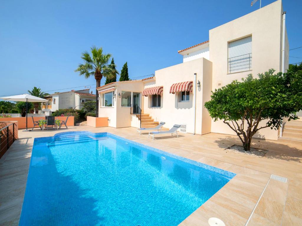 una villa con piscina frente a una casa en Holiday Home Casa Baladrar by Interhome, en Fanadix