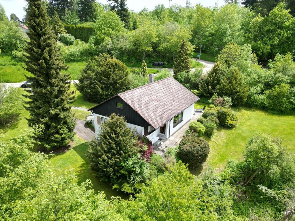 z powietrza widok na mały domek w lesie w obiekcie Holiday Home Sonnenbühl by Interhome w mieście Dittishausen