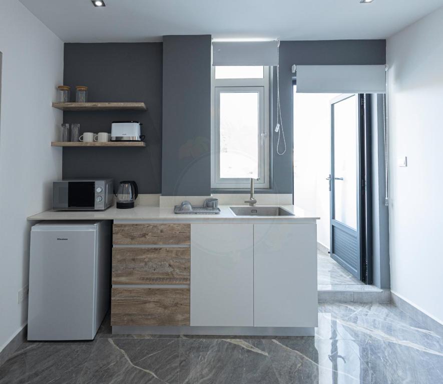 Kuchyň nebo kuchyňský kout v ubytování O'Beach Boutique Studios