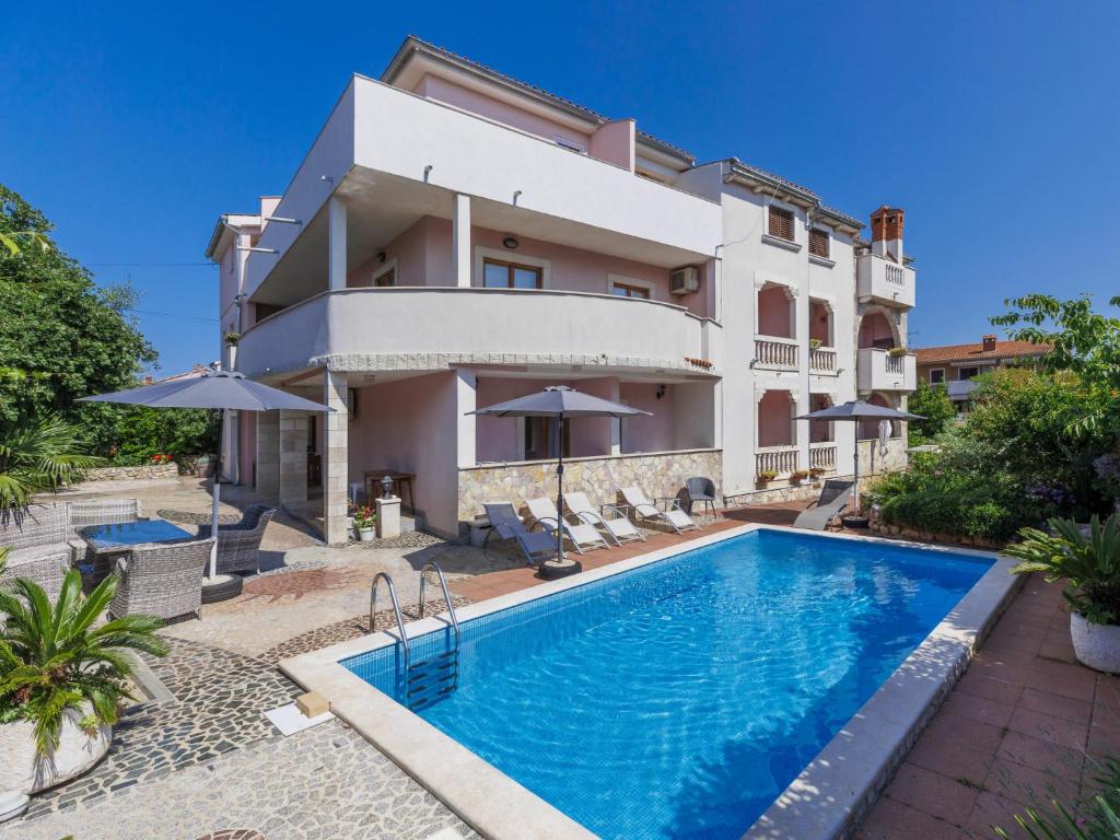 een villa met zwembad voor een huis bij Apartment Romantika-2 by Interhome in Štanga