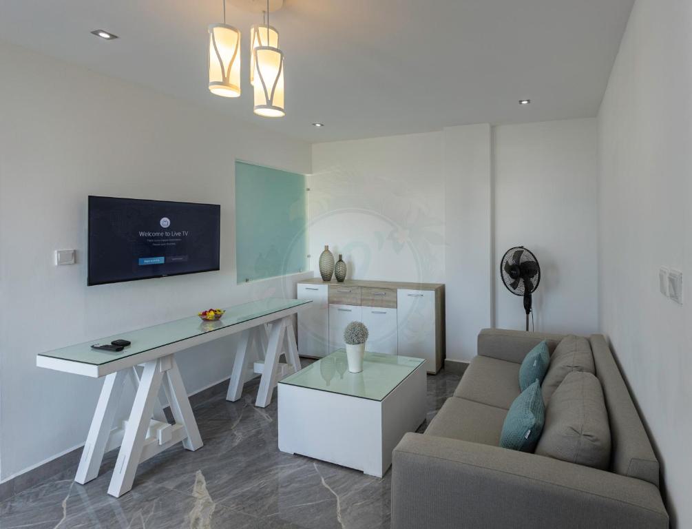 TV a/nebo společenská místnost v ubytování O'Beach Boutique Studios