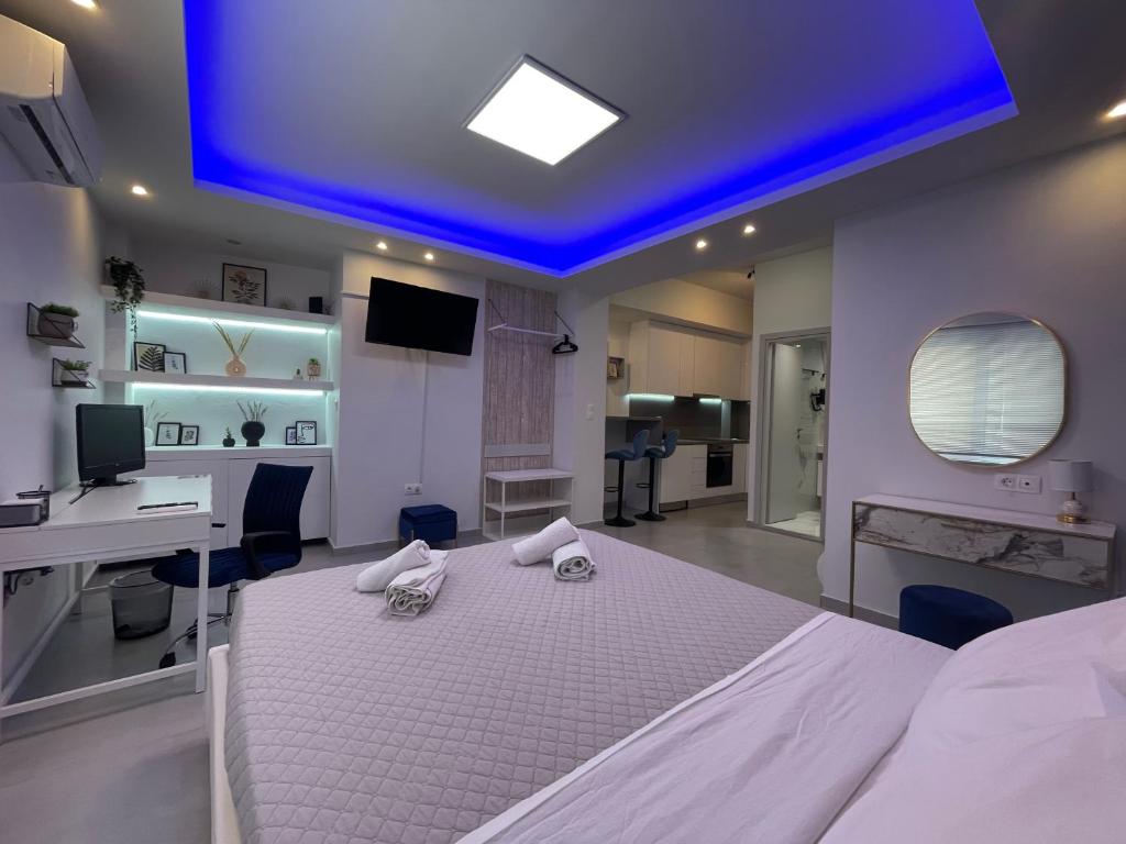 1 dormitorio con 1 cama blanca grande y techo azul en Monastiraki Heart - Luxury Apartment Athens en Atenas