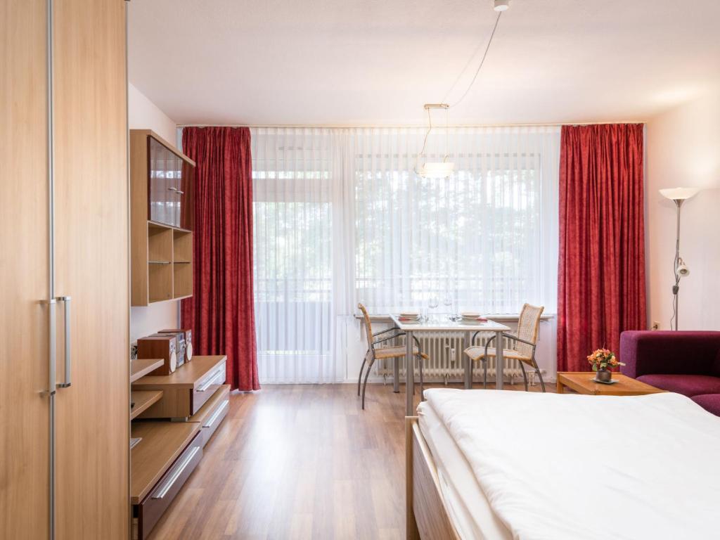 pokój z łóżkiem i jadalnią w obiekcie Apartment B212 by Interhome w mieście Lahnstein