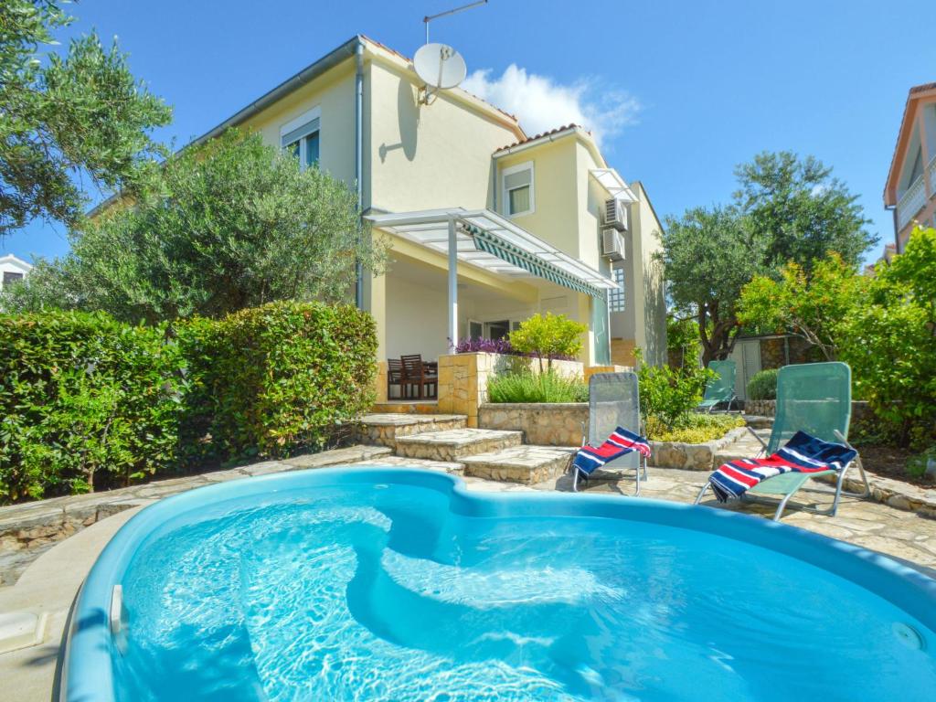 Bazén v ubytovaní Holiday Home Darena by Interhome alebo v jeho blízkosti
