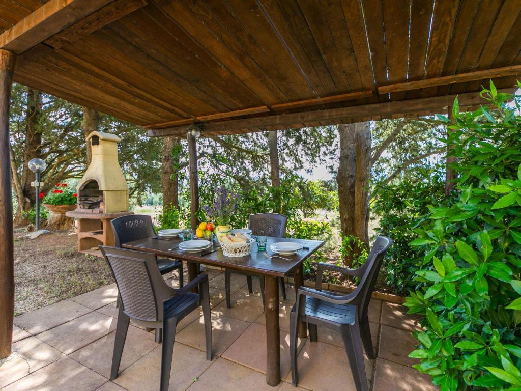 A garden outside Apartment Gardenia by Interhome