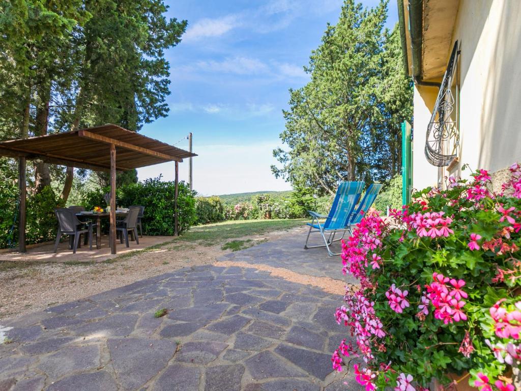 A garden outside Apartment Gardenia by Interhome