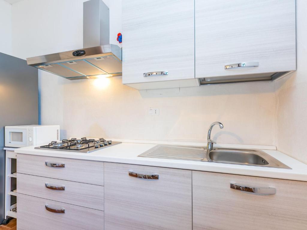 A kitchen or kitchenette at Apartment Gardenia by Interhome
