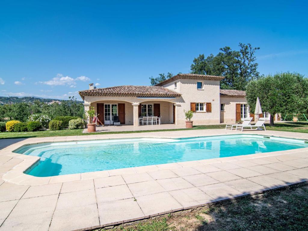 カリアンにあるHoliday Home Villa Gaïa - LLI130 by Interhomeの家の前のスイミングプール