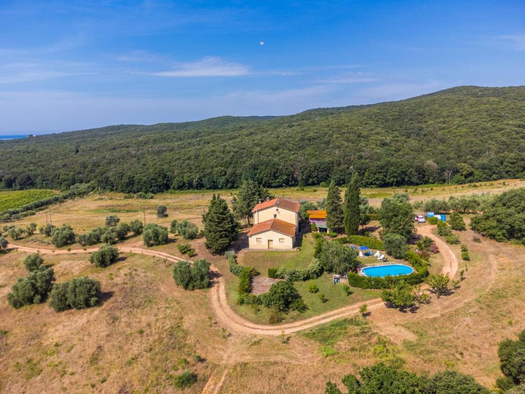 posiadłość na wzgórzach z domem i basenem w obiekcie Apartment Rosa by Interhome w mieście Casa il Tesorino