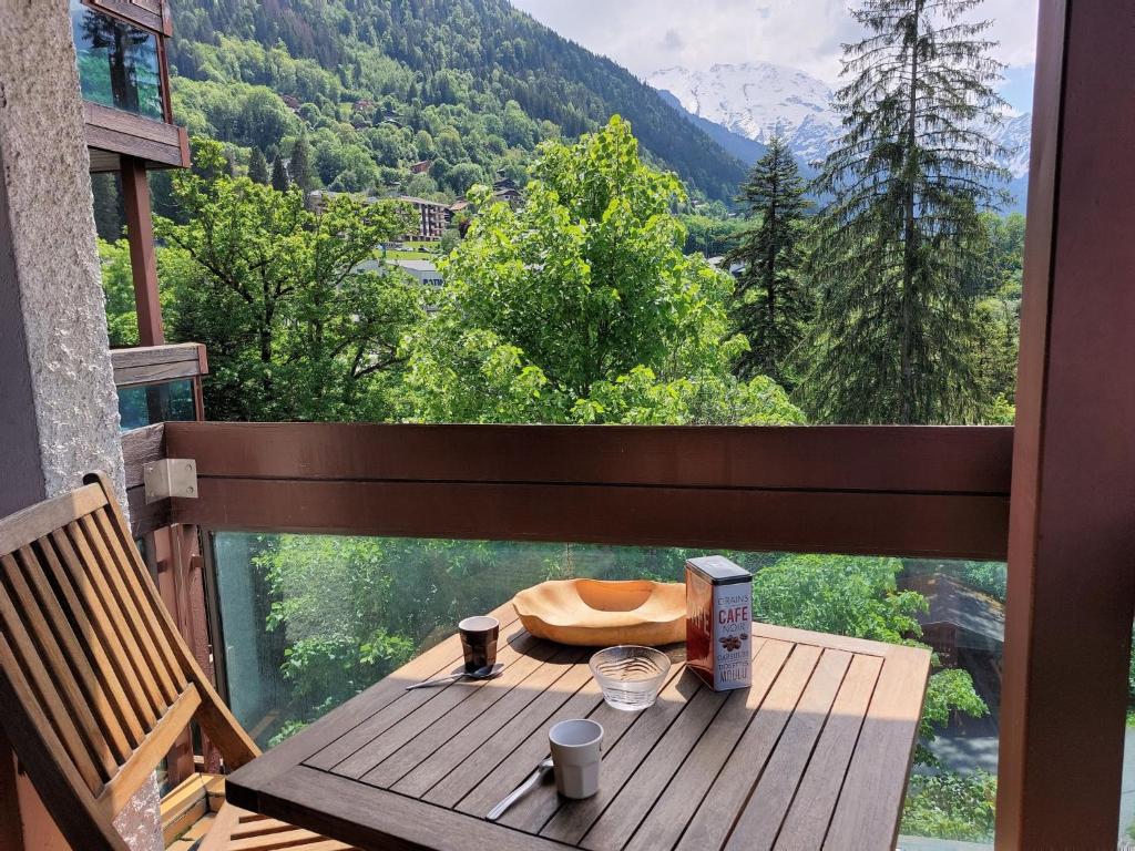 uma mesa numa varanda com vista para uma montanha em Studio Castel des Roches-2 by Interhome em Saint-Gervais-les-Bains