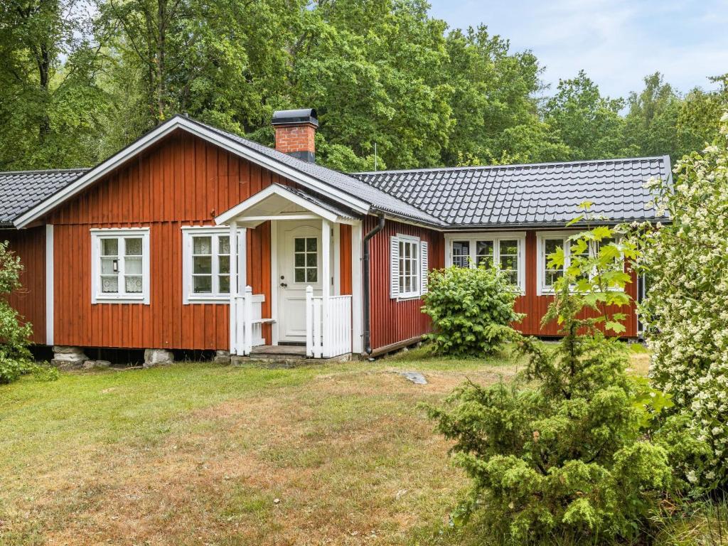 Cabaña roja con patio en Holiday Home Röshult - B, en Kyrkhult