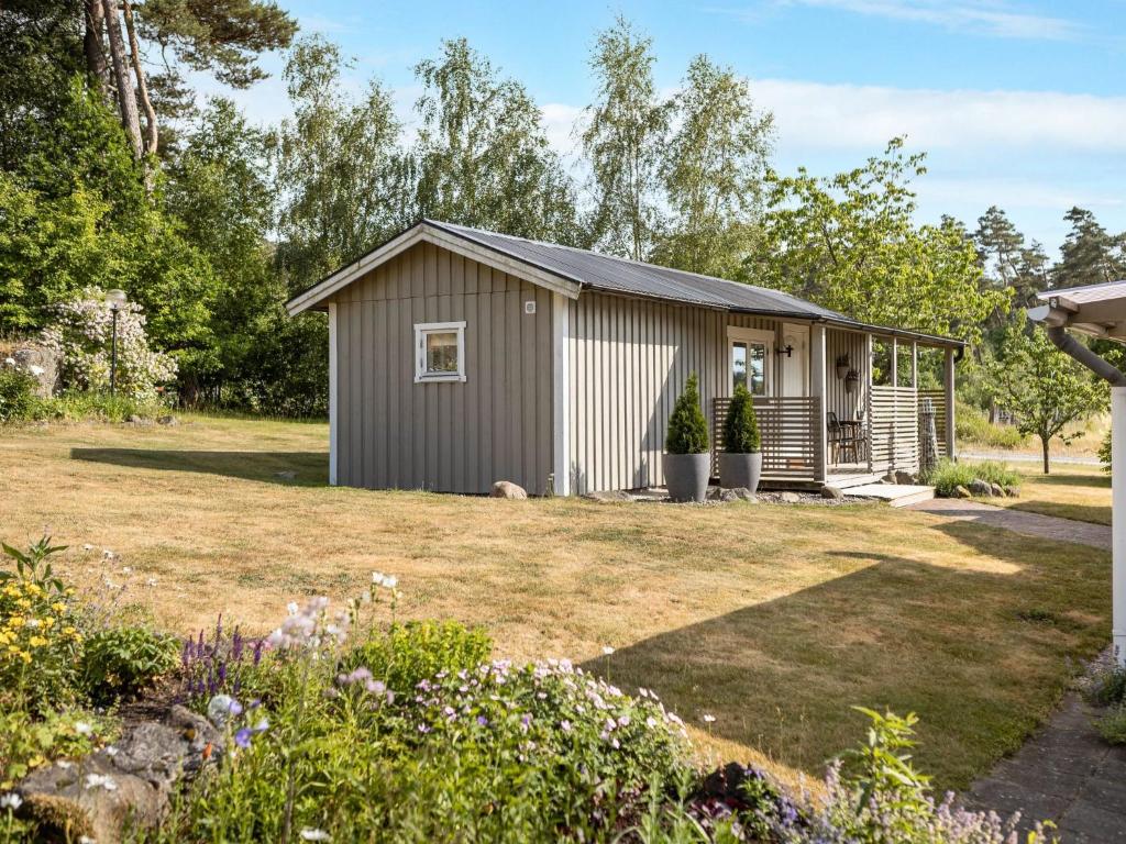 法爾肯貝里的住宿－Chalet Ringsegård Höjden - HAL045 by Interhome，一个带院子的小棚子