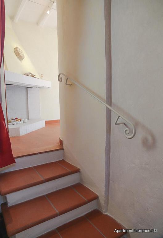 un escalier dans une chambre dans l'établissement Apartments Florence Piazza Signoria Terrace, à Florence