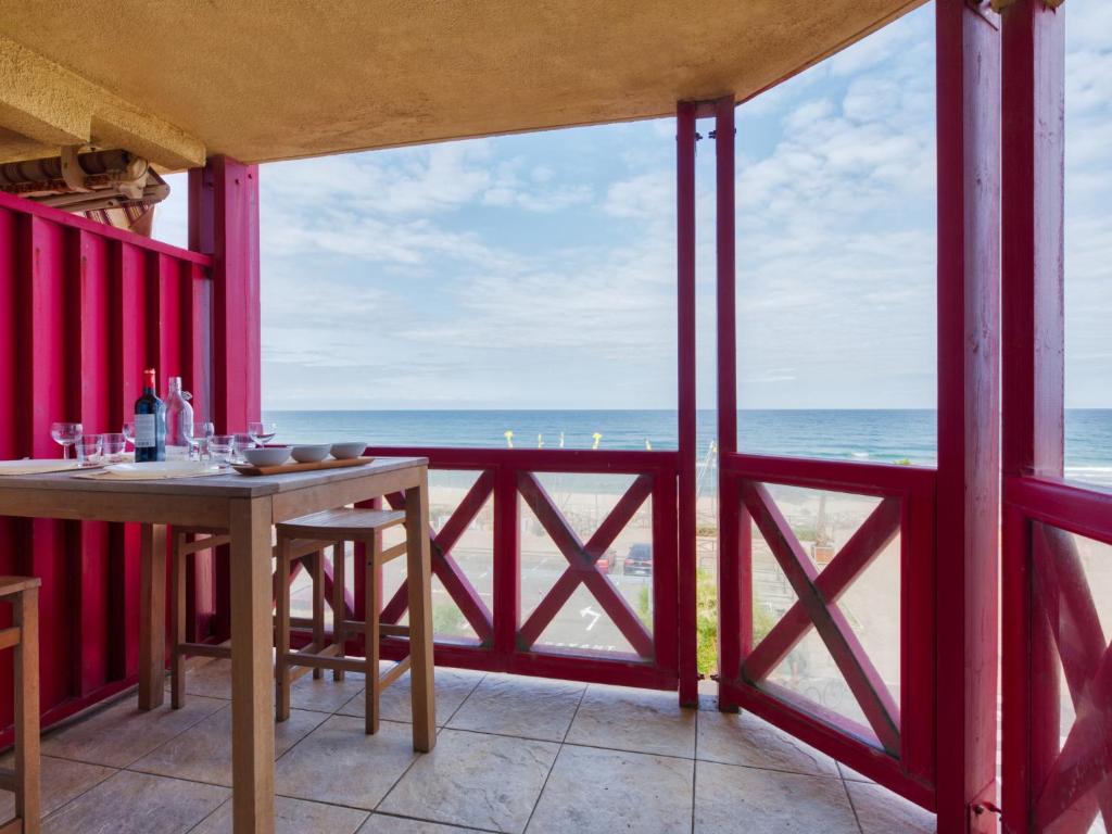 une pièce avec une table et une vue sur l'océan dans l'établissement Apartment Primavéra-8 by Interhome, à Lacanau-Océan