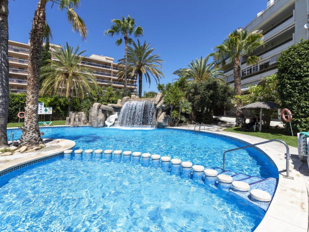 uma piscina com cascata num resort em Apartment Jardines Family-4 by Interhome em Salou