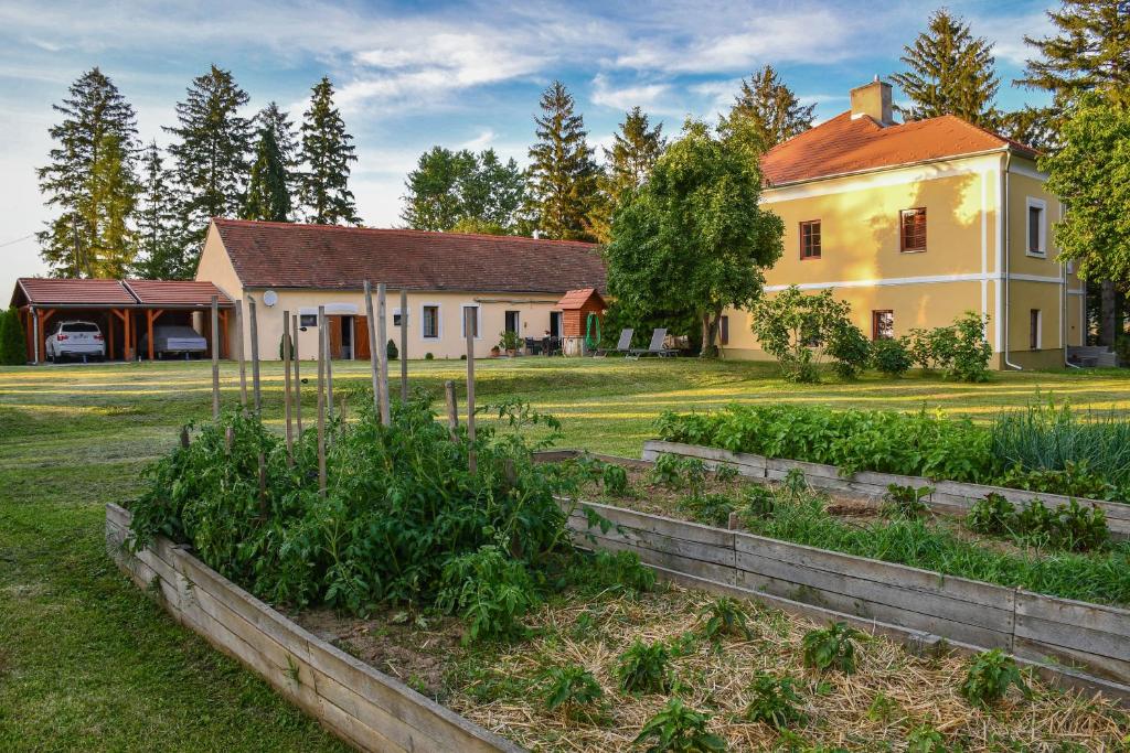 Oreg Parokia Guesthause 9757 Meggyeskovácsi, 2 Március 15. tér kép - 1