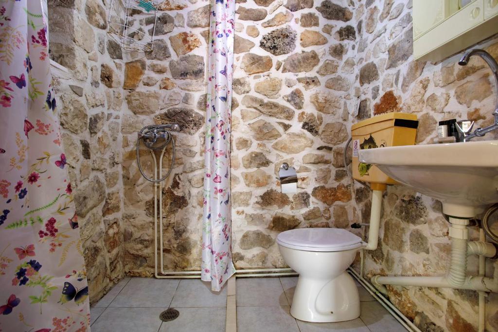 Een badkamer bij Lithahiro stone house