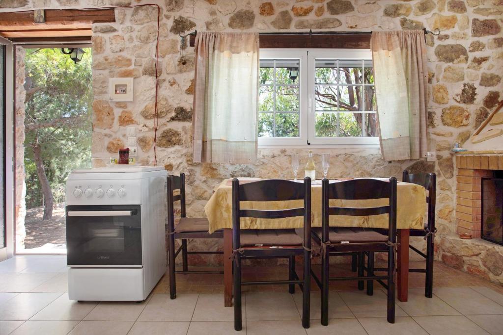 Een keuken of kitchenette bij Lithahiro stone house