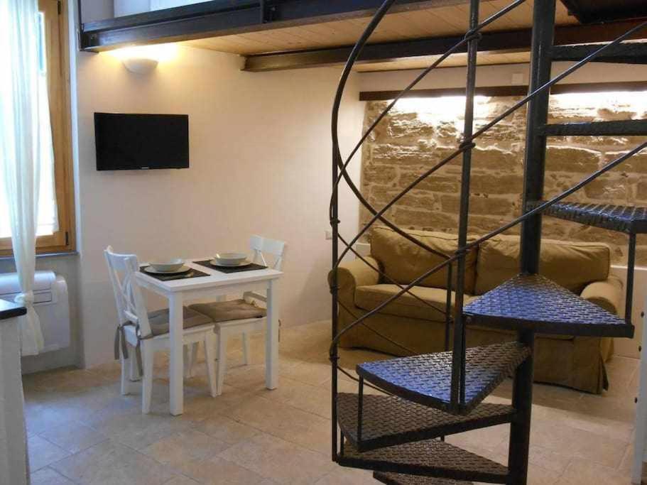 Televízia a/alebo spoločenská miestnosť v ubytovaní Suite Minerva 10 steps from Piazza Civica