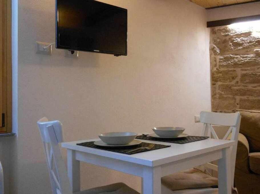 Televízia a/alebo spoločenská miestnosť v ubytovaní Suite Minerva 10 steps from Piazza Civica