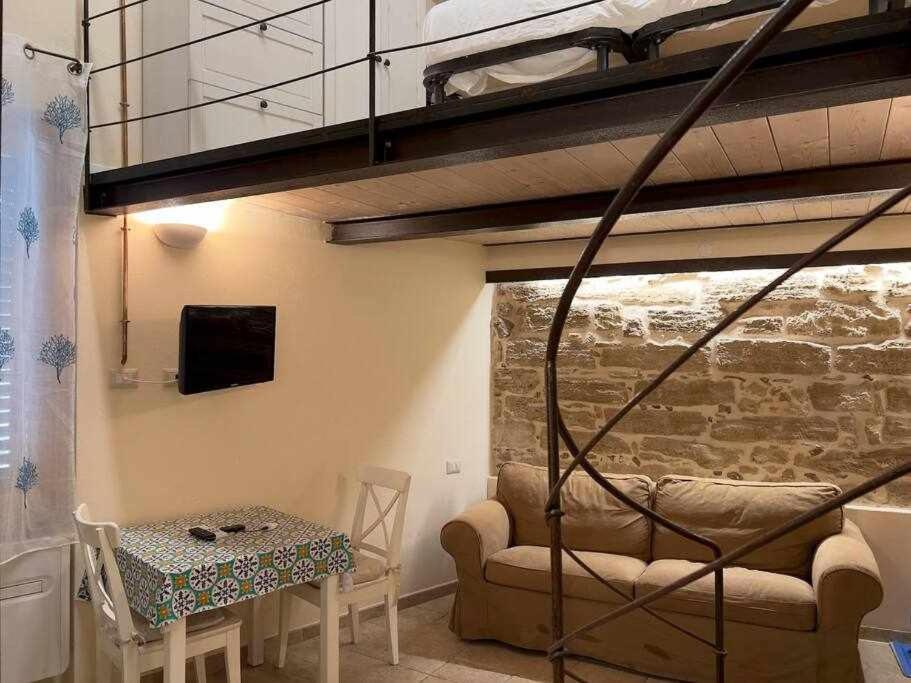 Televízia a/alebo spoločenská miestnosť v ubytovaní Suite Minerva 10 steps from Piazza Civica