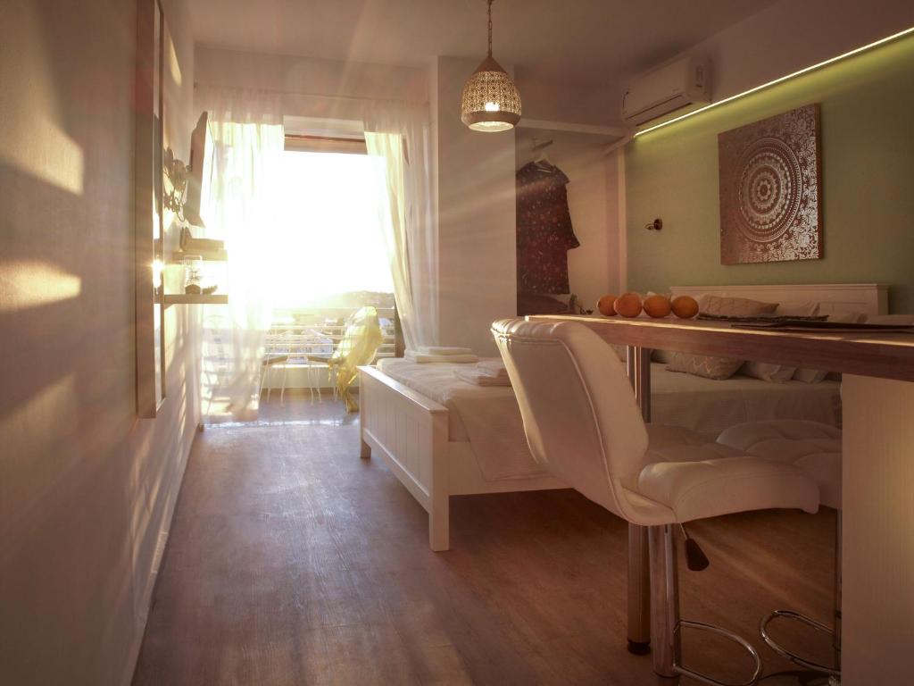ein Wohnzimmer mit einem Tisch und einem Sofa in der Unterkunft Seaside Secret by BluPine in Athen