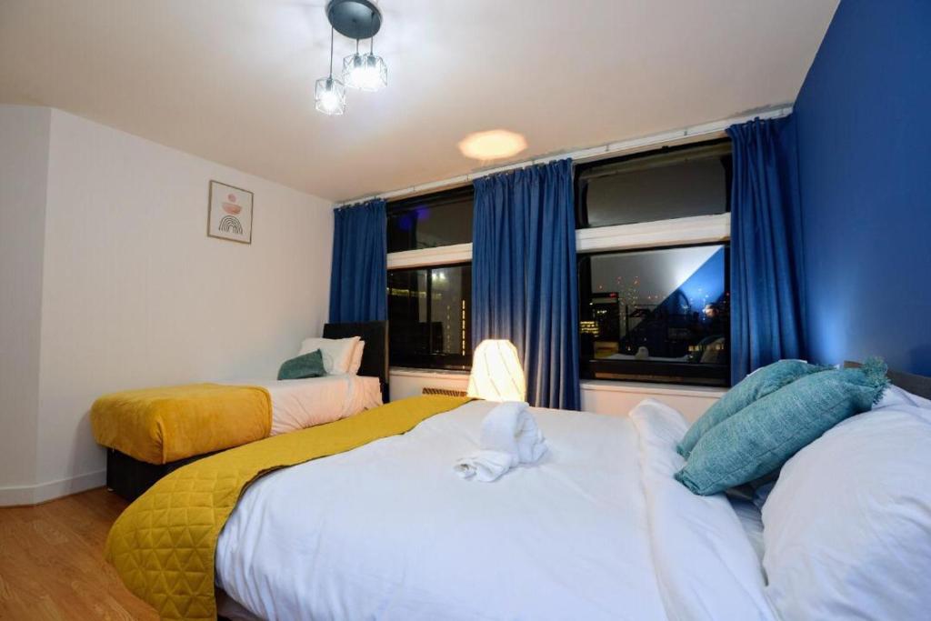 Uma cama ou camas num quarto em Apartment In Manchester City