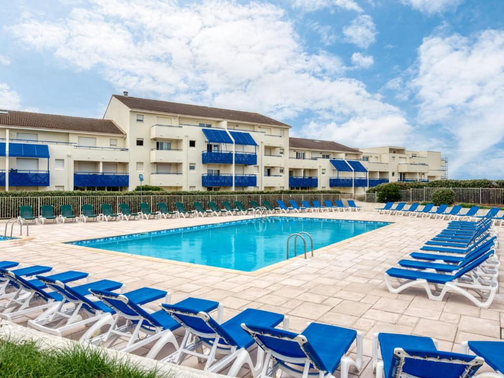 basen z leżakami i ośrodek wypoczynkowy w obiekcie Apartment Bleu Marine-10 by Interhome w mieście Lacanau-Océan