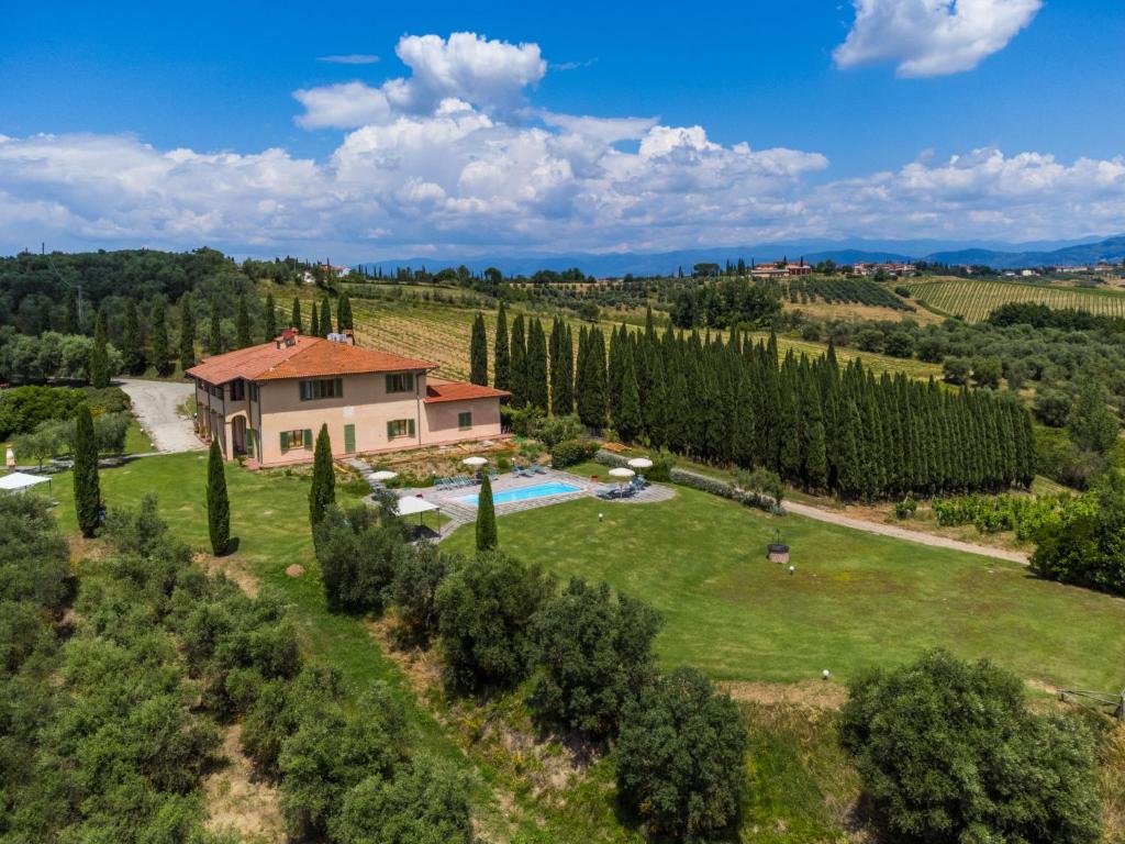 uma vista aérea de uma villa numa vinha com uma casa em Apartment Casalsole-12 by Interhome em Cerreto Guidi