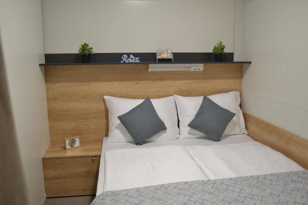 Postel nebo postele na pokoji v ubytování INNOVA TravelVir MobHome Olive Shade