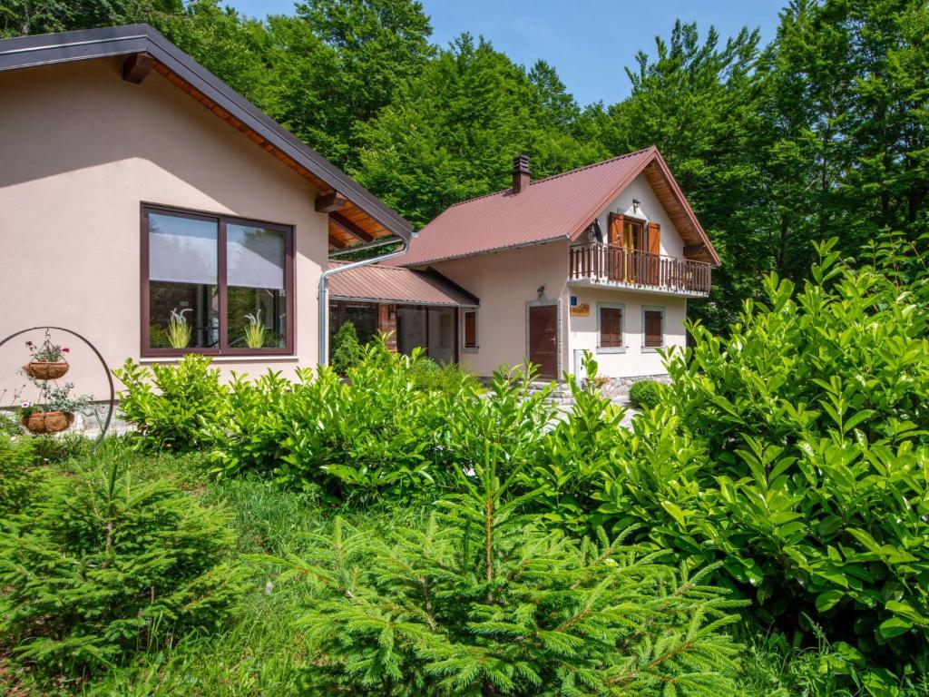 een huis omgeven door bomen en struiken bij Holiday Home Bazak by Interhome in Bribir