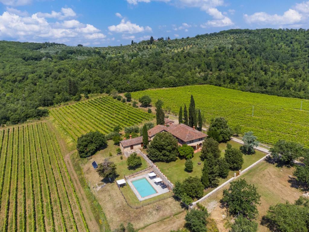 eine Luftansicht eines Anwesens mit Pool in der Unterkunft Holiday Home Casavecchia by Interhome in Pieve a Presciano