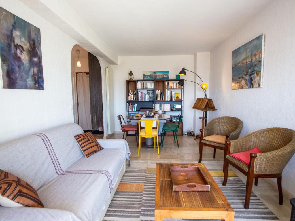 un salon avec un canapé et une table dans l'établissement Apartment Le Clinfoc by Interhome, à Hyères