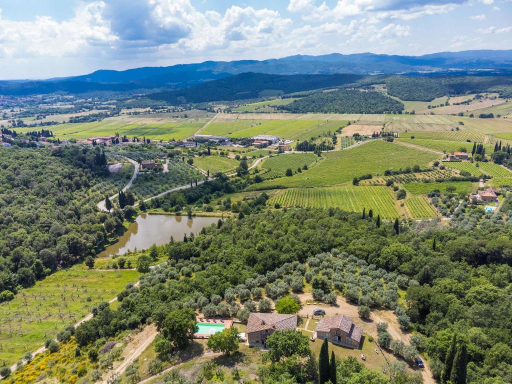 una vista aérea de un viñedo y un río en un valle en Holiday Home La Querciolaia by Interhome, en Pieve a Presciano