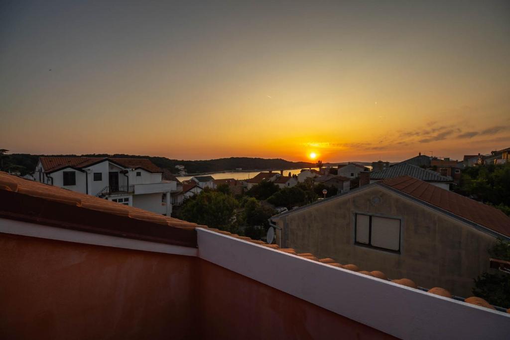 una vista de la puesta de sol desde el techo de un edificio en Fredi, en Mali Lošinj