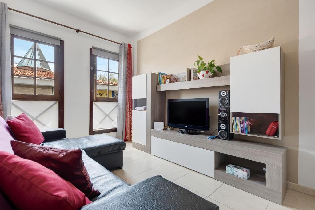 sala de estar con sofá y TV en Apartamento Elena en Buenavista del Norte